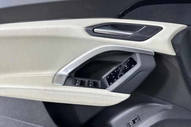 Photo of 2025 Glacier White Metallic Audi Q5