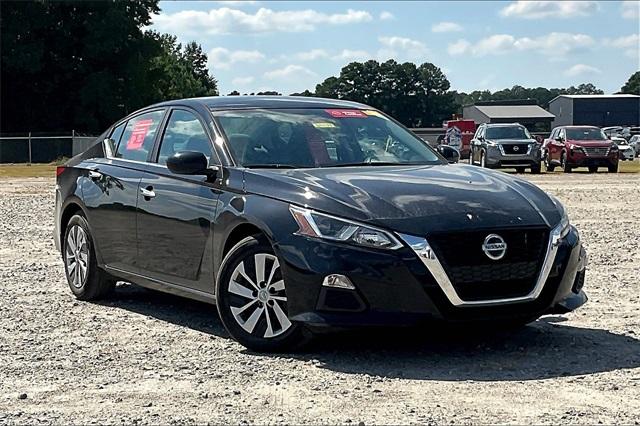 Photo of 2021 Black Nissan Altima