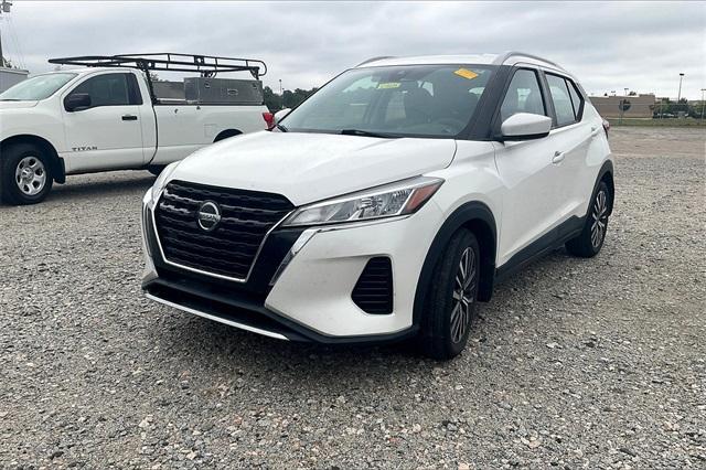 Photo of 2021 Aspen White Nissan Kicks