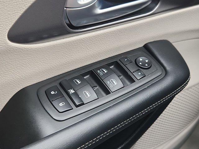Photo of 2023 Velvet Red Pearlcoat Chrysler Pacifica