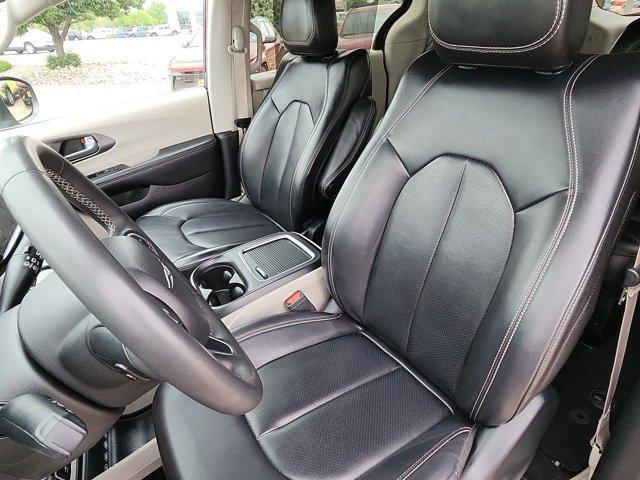 Photo of 2023 Velvet Red Pearlcoat Chrysler Pacifica