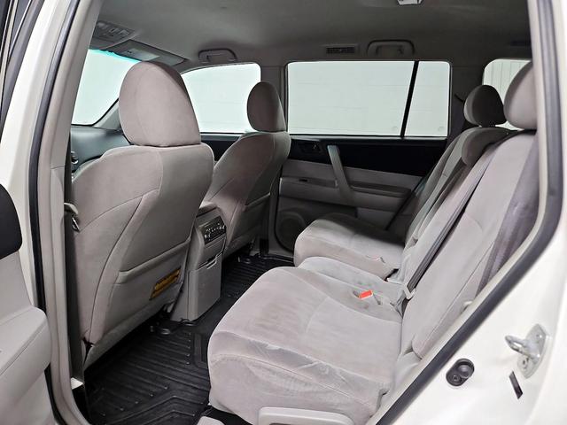 Photo of 2013 White Toyota Highlander