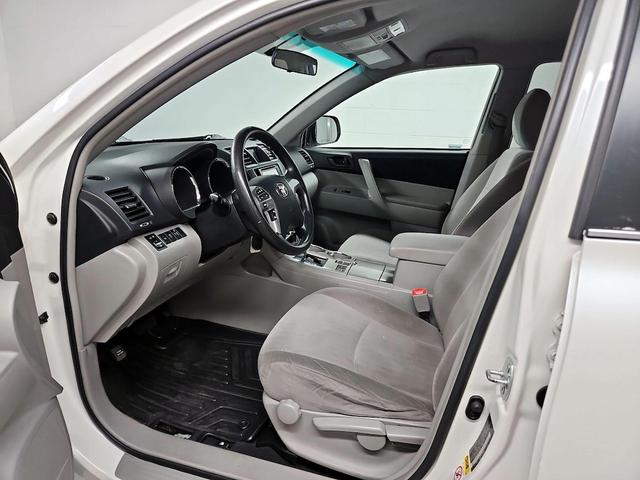 Photo of 2013 White Toyota Highlander