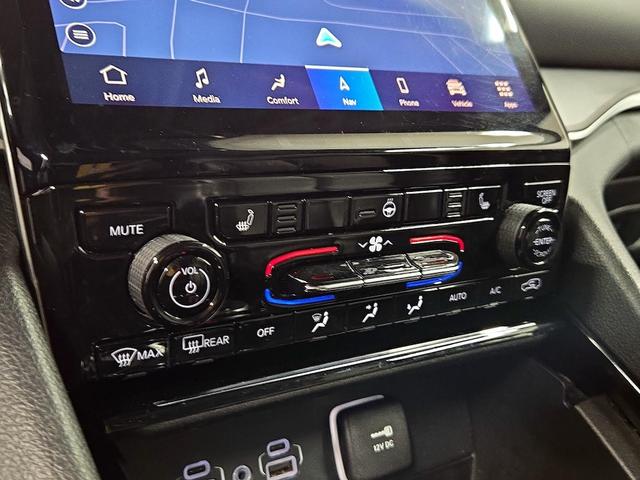 Photo of 2023 Silver Jeep Grand Cherokee