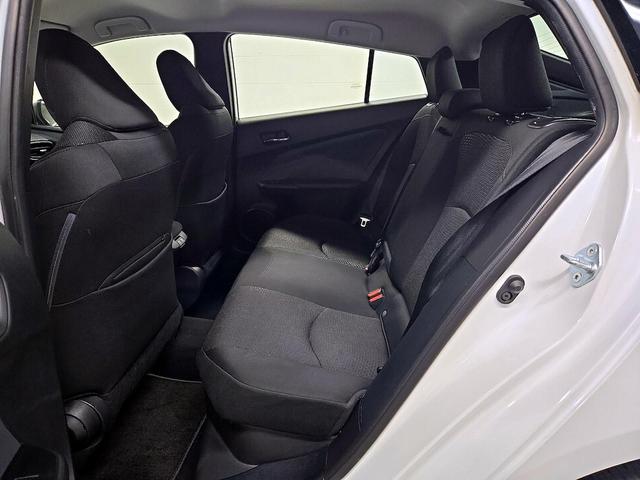 Photo of 2021 White Toyota Prius