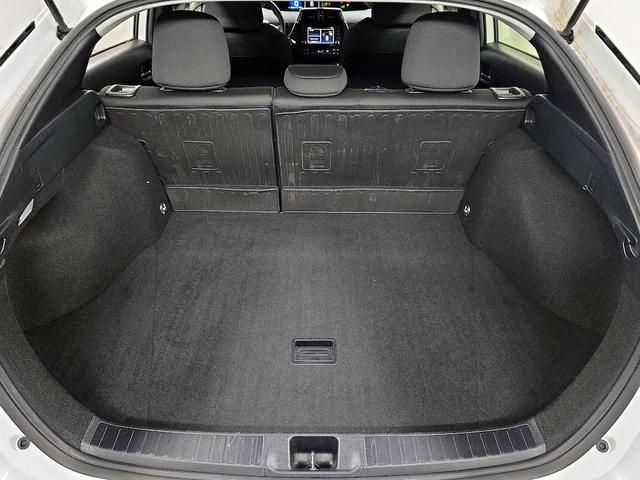 Photo of 2021 White Toyota Prius