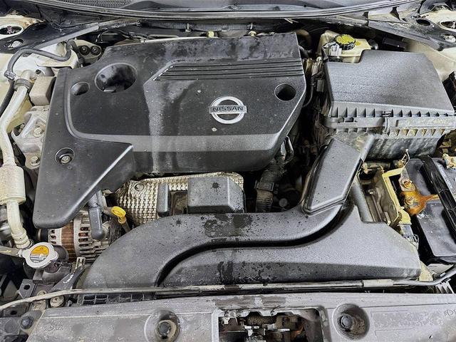 Photo of 2015 Pearl White Nissan Altima