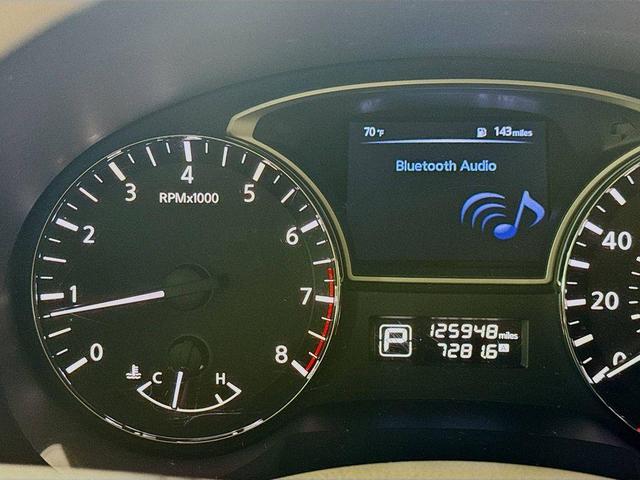 Photo of 2015 Pearl White Nissan Altima