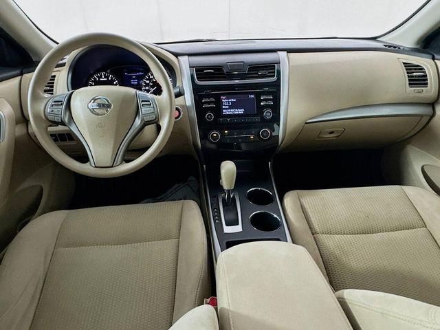 Photo of 2015 Pearl White Nissan Altima