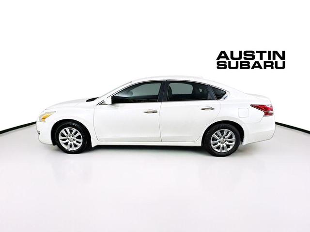 Photo of 2015 Pearl White Nissan Altima