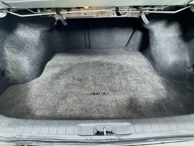 Photo of 2015 Pearl White Nissan Altima