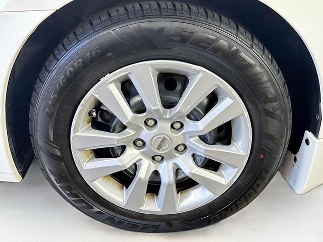 Photo of 2015 Pearl White Nissan Altima