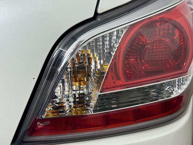 Photo of 2015 Pearl White Nissan Altima