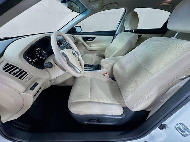 Photo of 2015 Pearl White Nissan Altima