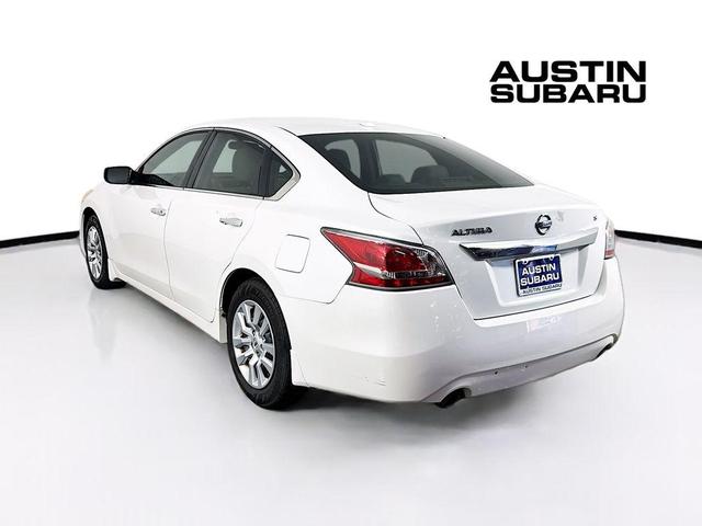 Photo of 2015 Pearl White Nissan Altima