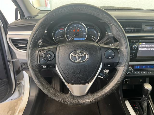 Photo of 2015 Super White Toyota Corolla