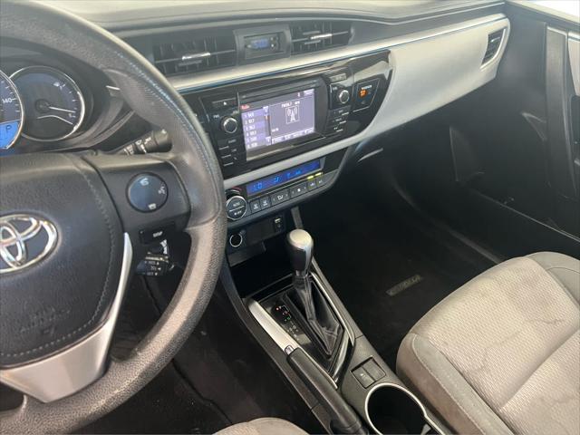 Photo of 2015 Super White Toyota Corolla
