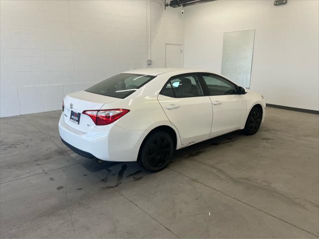 Photo of 2015 Super White Toyota Corolla