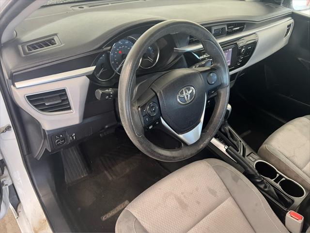 Photo of 2015 Super White Toyota Corolla