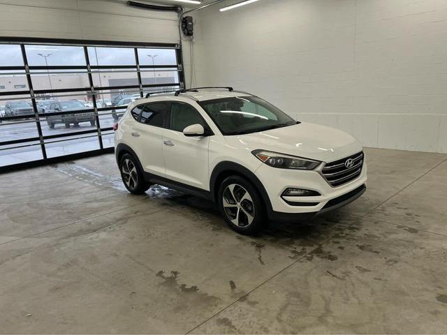 Photo of 2016 Dazzling White Hyundai TUCSON