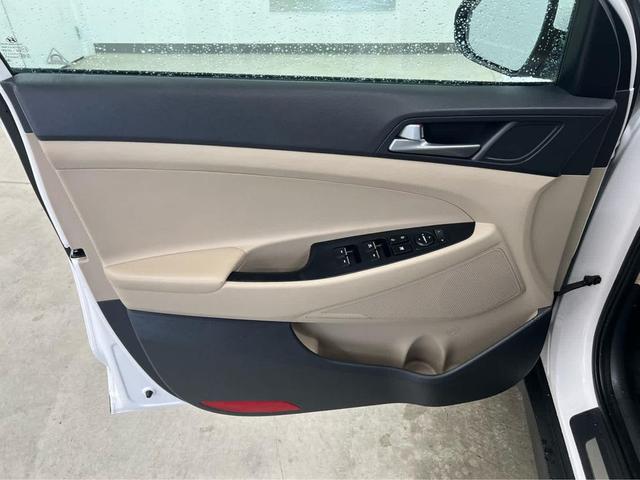 Photo of 2016 Dazzling White Hyundai TUCSON