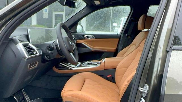 Photo of 2026 Manhattan Green Metallic BMW X7