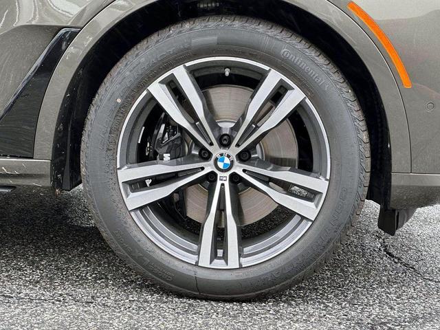 Photo of 2026 Manhattan Green Metallic BMW X7