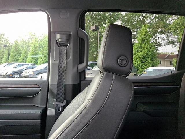 Photo of 2024 Summit White GMC Sierra 1500