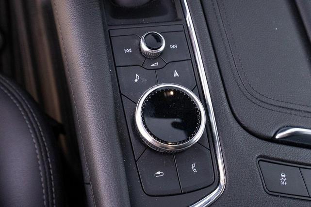 Photo of 2021 Crystal White Tricoat Cadillac XT5