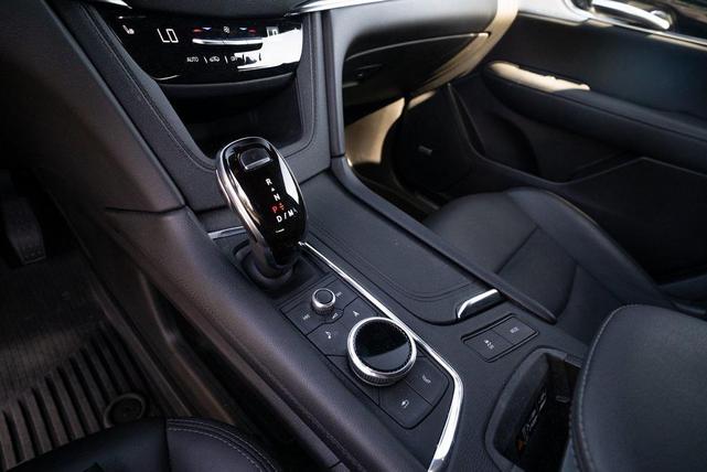 Photo of 2021 Crystal White Tricoat Cadillac XT5