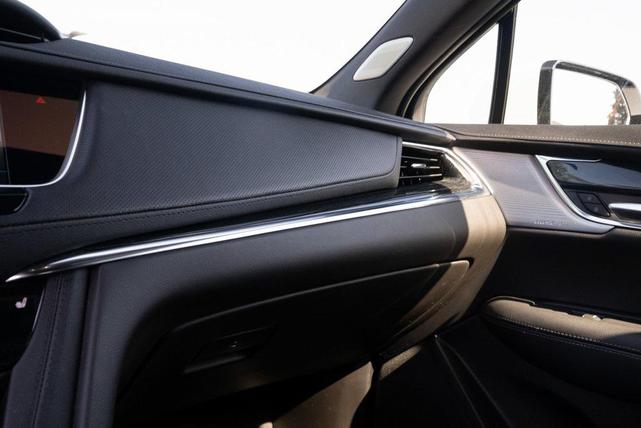 Photo of 2021 Crystal White Tricoat Cadillac XT5