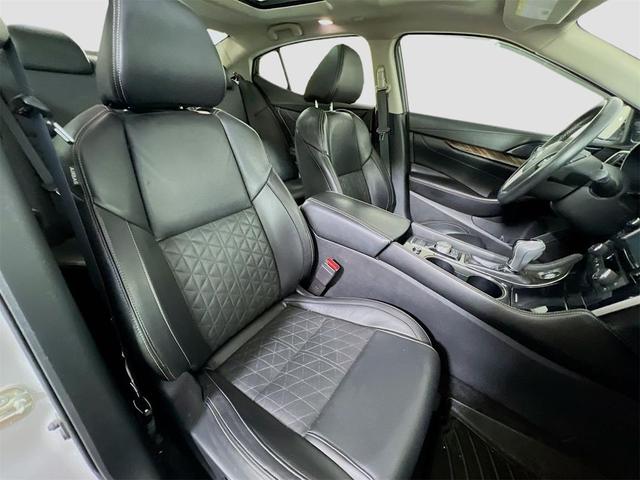 Photo of 2018 Brilliant Silver Nissan Maxima