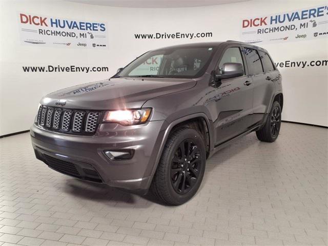 Photo of 2019 Granite Crystal Metallic Clearcoat Jeep Grand Cherokee