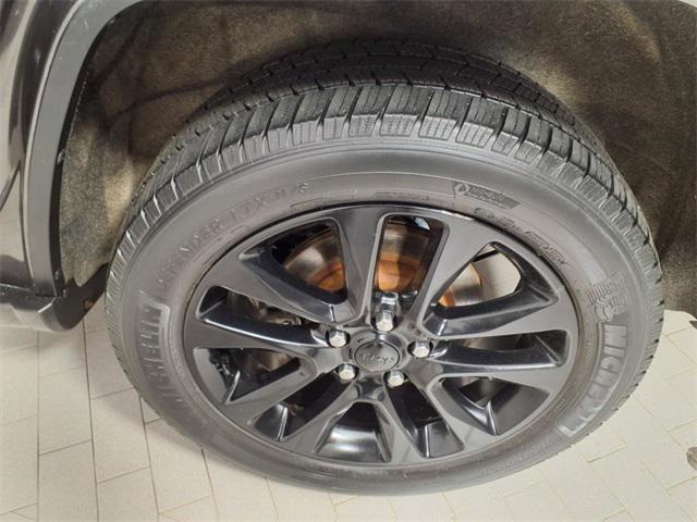 Photo of 2019 Granite Crystal Metallic Clearcoat Jeep Grand Cherokee