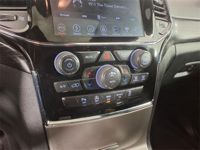 Photo of 2019 Granite Crystal Metallic Clearcoat Jeep Grand Cherokee