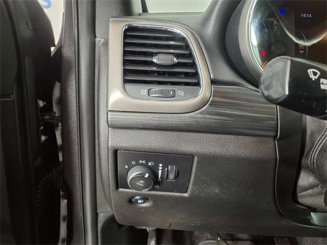 Photo of 2019 Granite Crystal Metallic Clearcoat Jeep Grand Cherokee