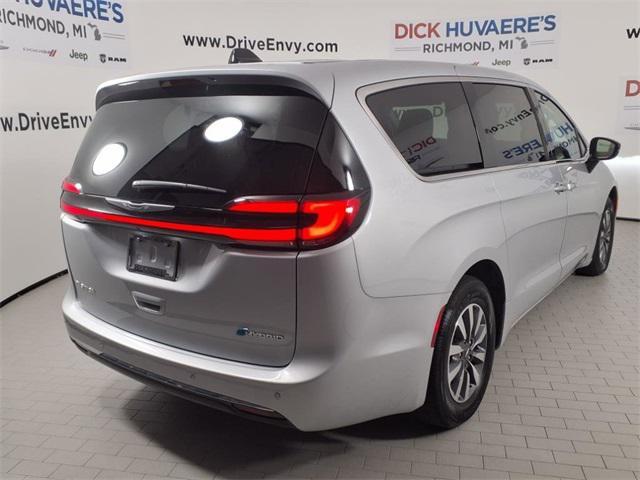 Photo of 2024 Silver Mist Clearcoat Chrysler Pacifica Hybrid