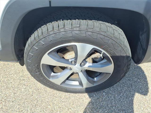 Photo of 2020 Bright White Clearcoat Jeep Cherokee