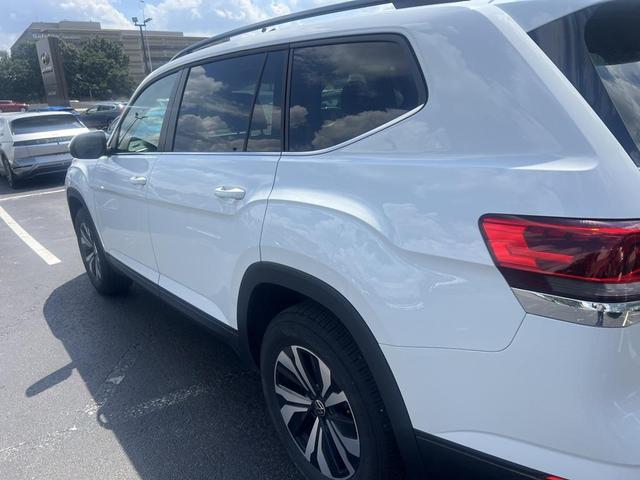 Photo of 2024 Pure White Volkswagen Atlas