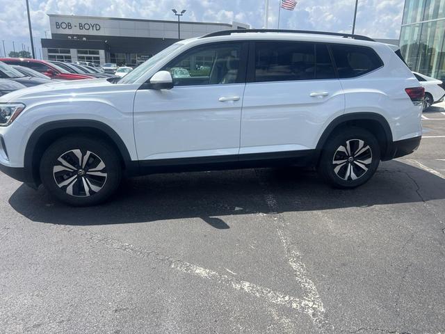 Photo of 2024 Pure White Volkswagen Atlas