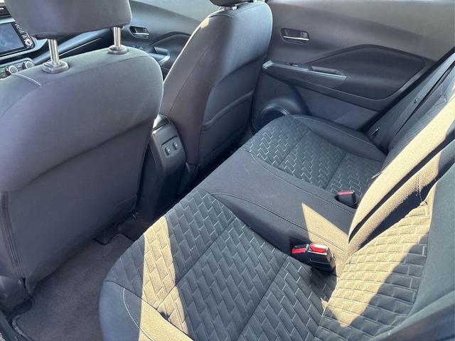 Photo of 2023 2 Tone Gray / Black Nissan Kicks