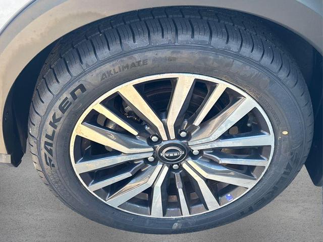 Photo of 2023 2 Tone Gray / Black Nissan Kicks