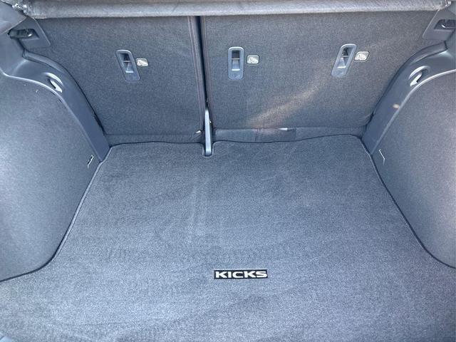 Photo of 2023 2 Tone Gray / Black Nissan Kicks