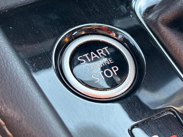 Photo of 2023 2 Tone Gray / Black Nissan Kicks
