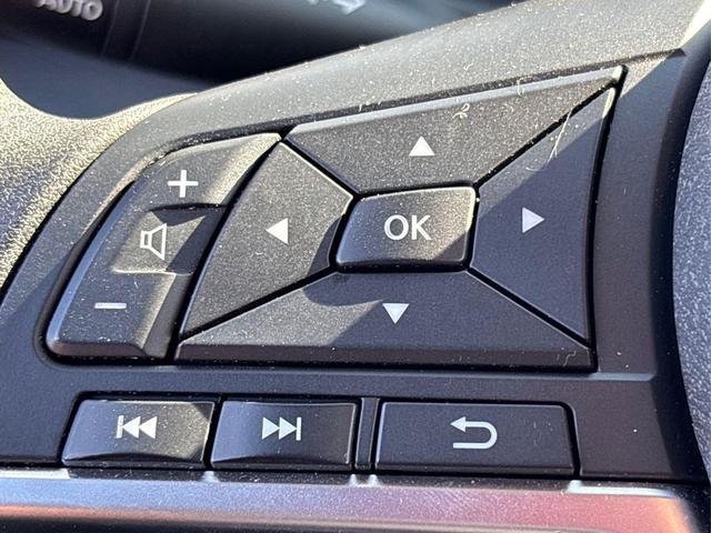 Photo of 2023 2 Tone Gray / Black Nissan Kicks