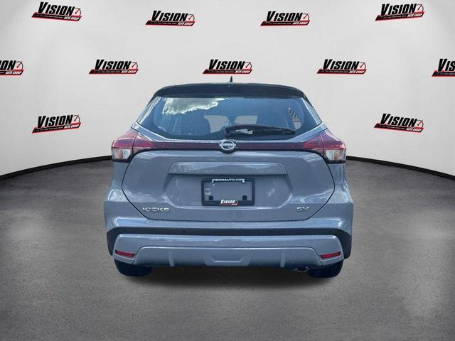 Photo of 2023 2 Tone Gray / Black Nissan Kicks