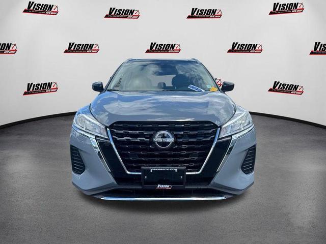 Photo of 2023 2 Tone Gray / Black Nissan Kicks