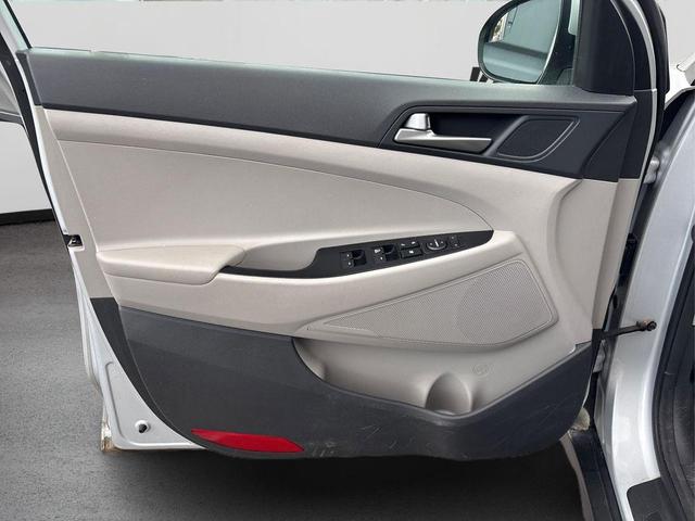 Photo of 2018 Molten Silver Hyundai TUCSON