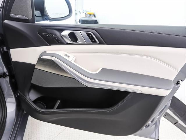 Photo of 2023 Skyscraper Grey Metallic BMW X7