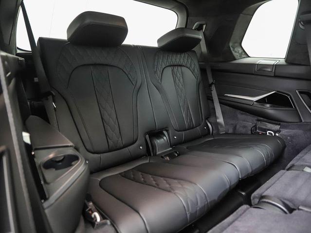 Photo of 2026 Mineral White Metallic BMW X7